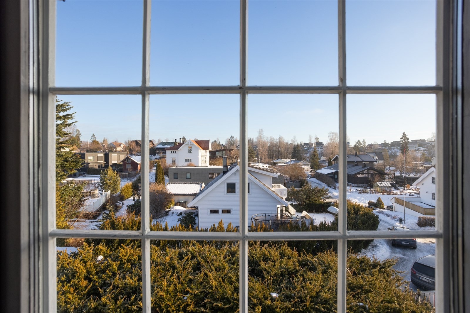 Boligen ligger høyt og fritt til og det er utsikt over nabolaget Galleribilde