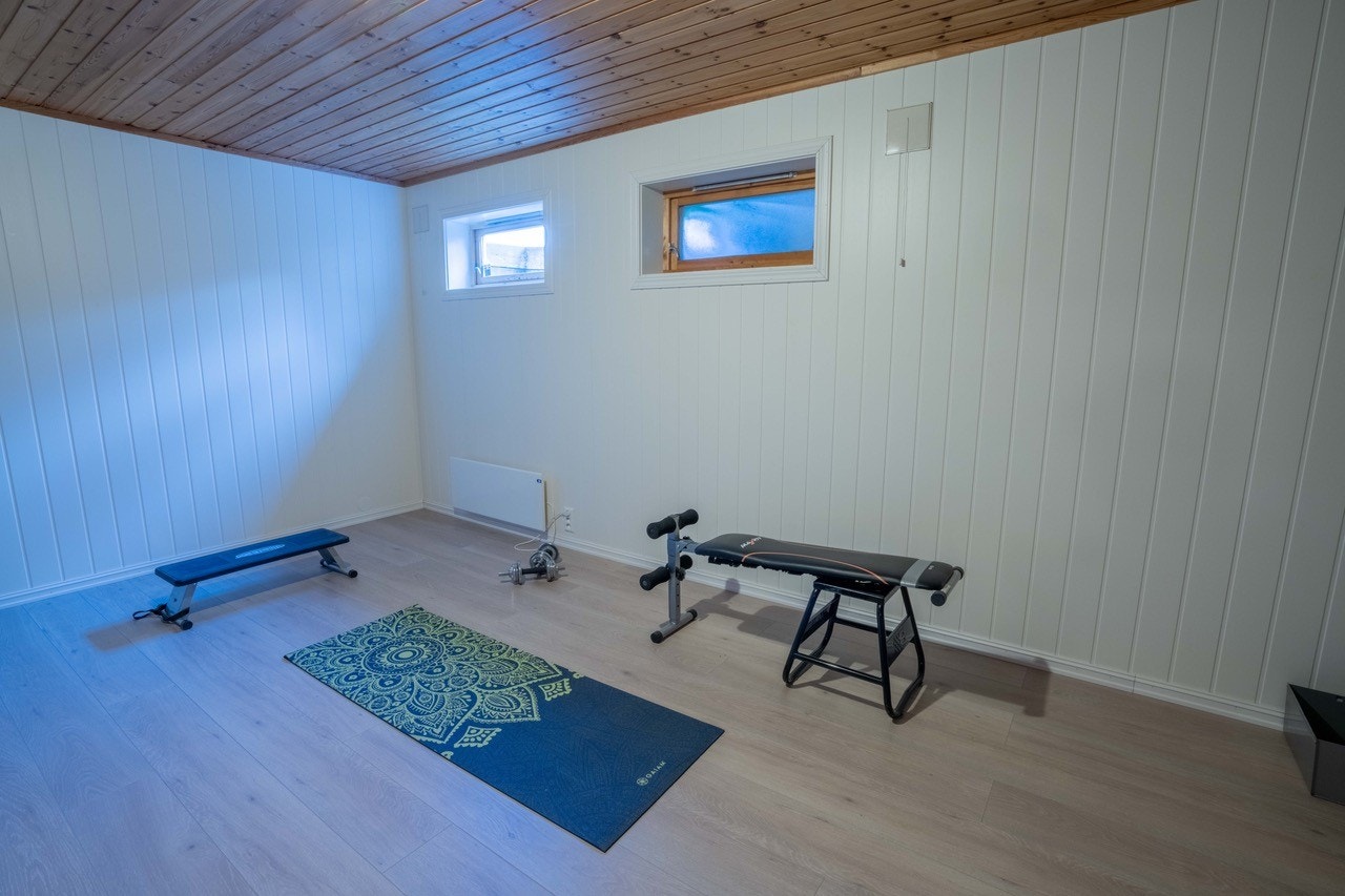 Dette rommet har fått ny parkett, isolasjon og nye paneler på veggene for ca. 1 år siden. Galleribilde