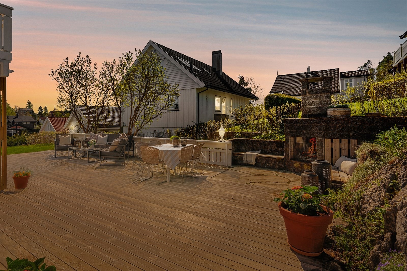 Veldig hyggelige, skjermede uteområder med stor platting og gressplen Galleribilde