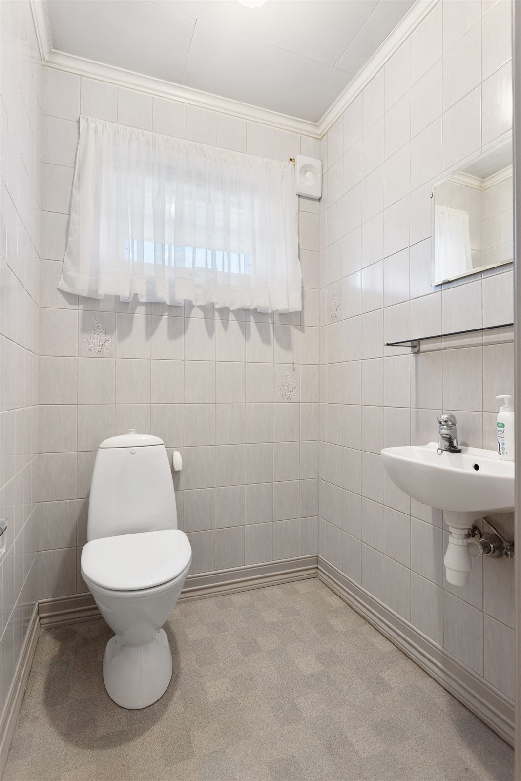 Toalett med adkomst fra entreen Galleribilde