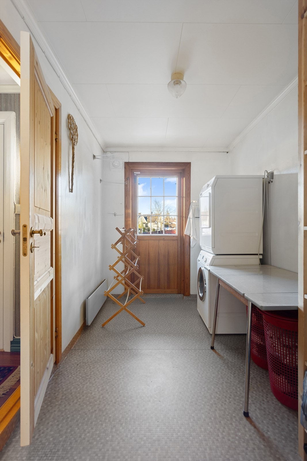 Meget praktisk vaskerom tilknyttet entreen - Dør direkte ut - God plass til ekstra garderobeskap Galleribilde