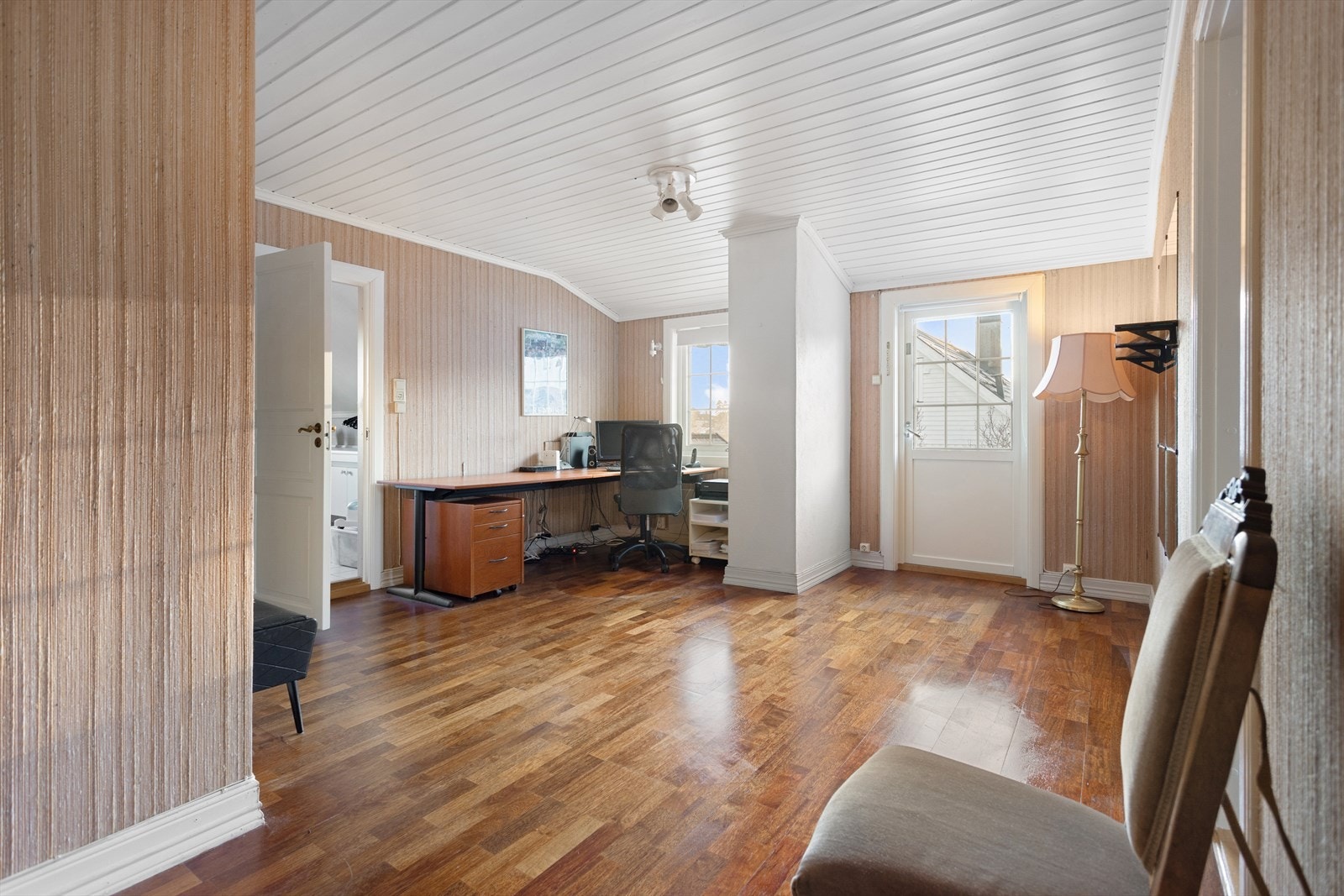 Stue med utgang til solrik balkong - Rommet kan benyttes som f.eks. kontor eller tv-stue, eller man kan med relativt enkle grep etablere et ekstra soverom Galleribilde