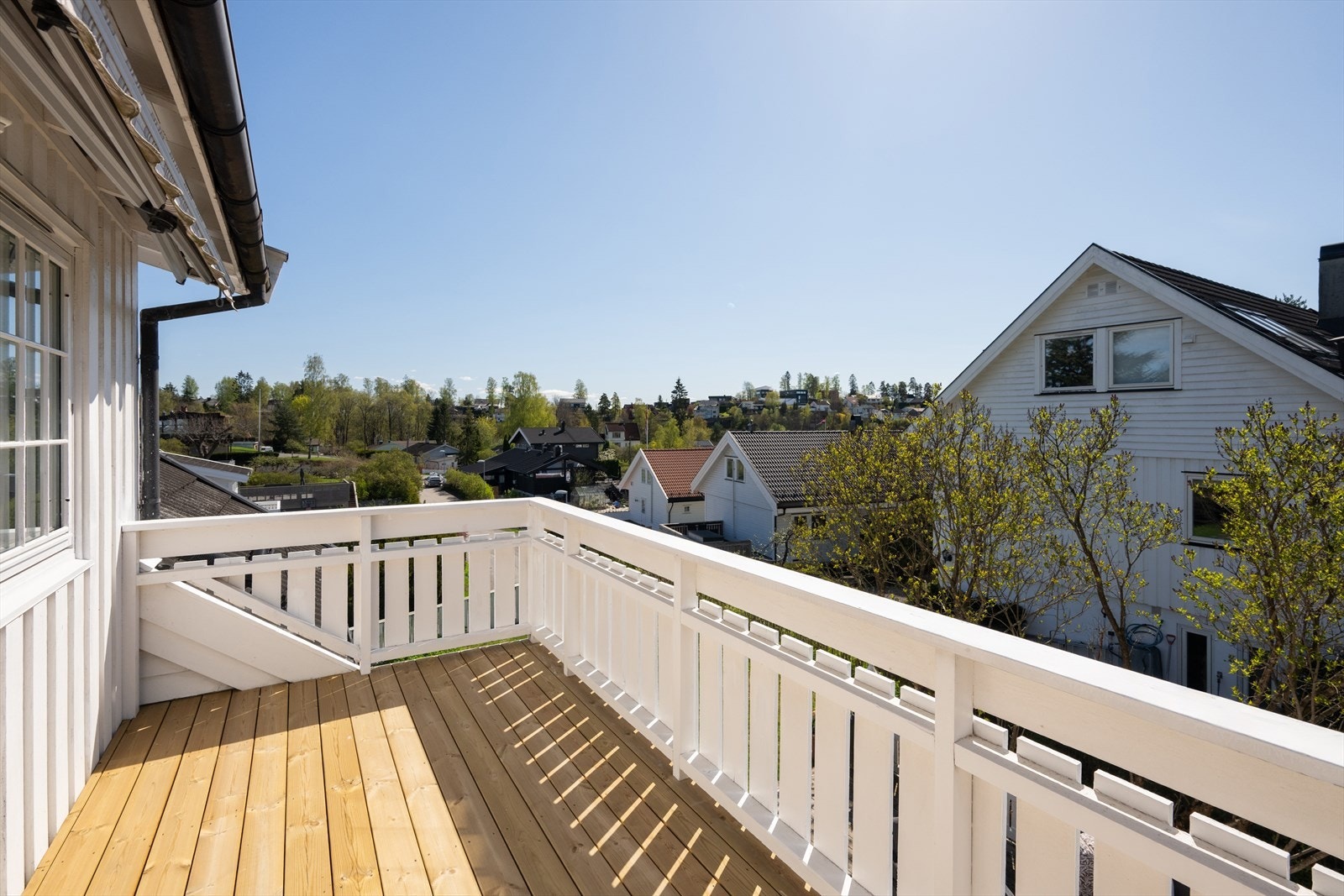 Balkong på 8 kvm med svært gode solforhold - Balkongen er nylig oppgradert med ny bærebjelke og nye understøtter i trykkimpregnert trevirke. Nytt dekke Galleribilde