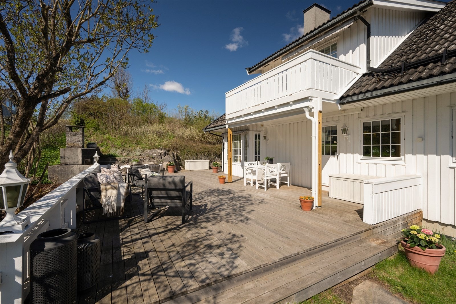 Flotte uteområder for store og små - Stor platting på ca 70 kvm med utgang fra kjøkkenet Galleribilde