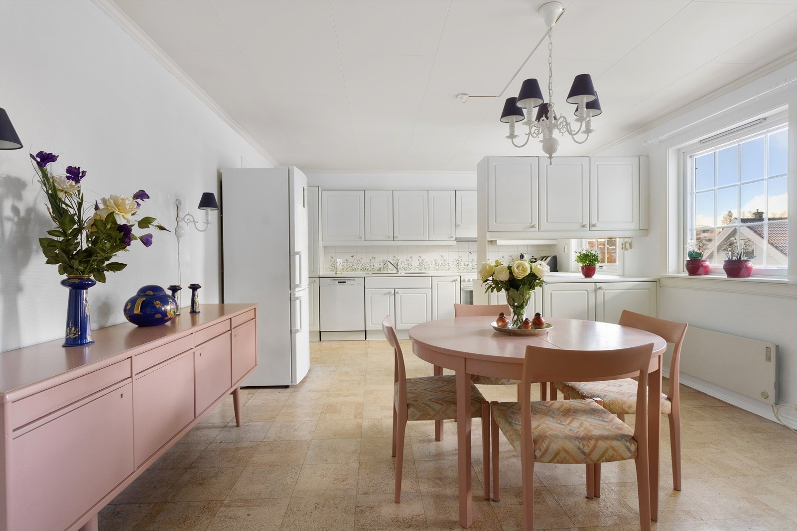 Romslig, lyst spisekjøkken med utgang til hagen Galleribilde