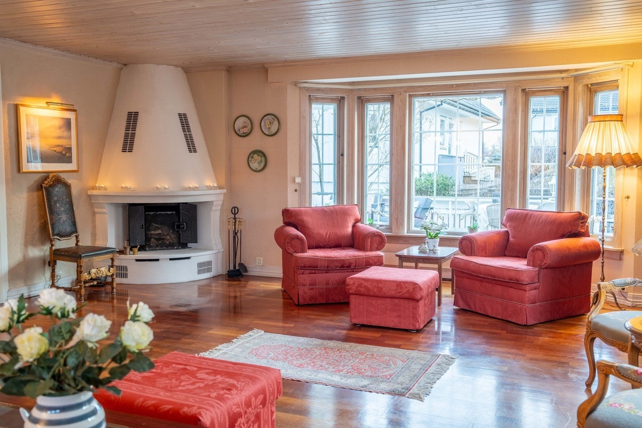 Meget romslig stue med flere møbleringsmuligheter - God plass til spisestue og sofagruppe Galleribilde