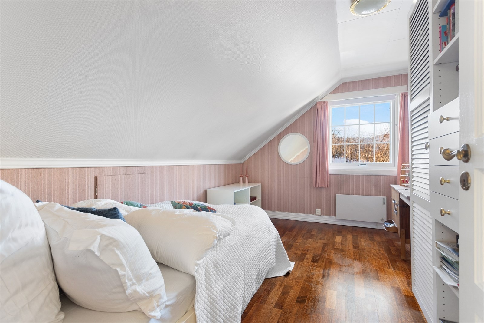 Soverom II - Hyggelig soverom med plass til seng, garderobeskap og andre diverse møbler - Ekstra oppbevaring i kneveggene Galleribilde