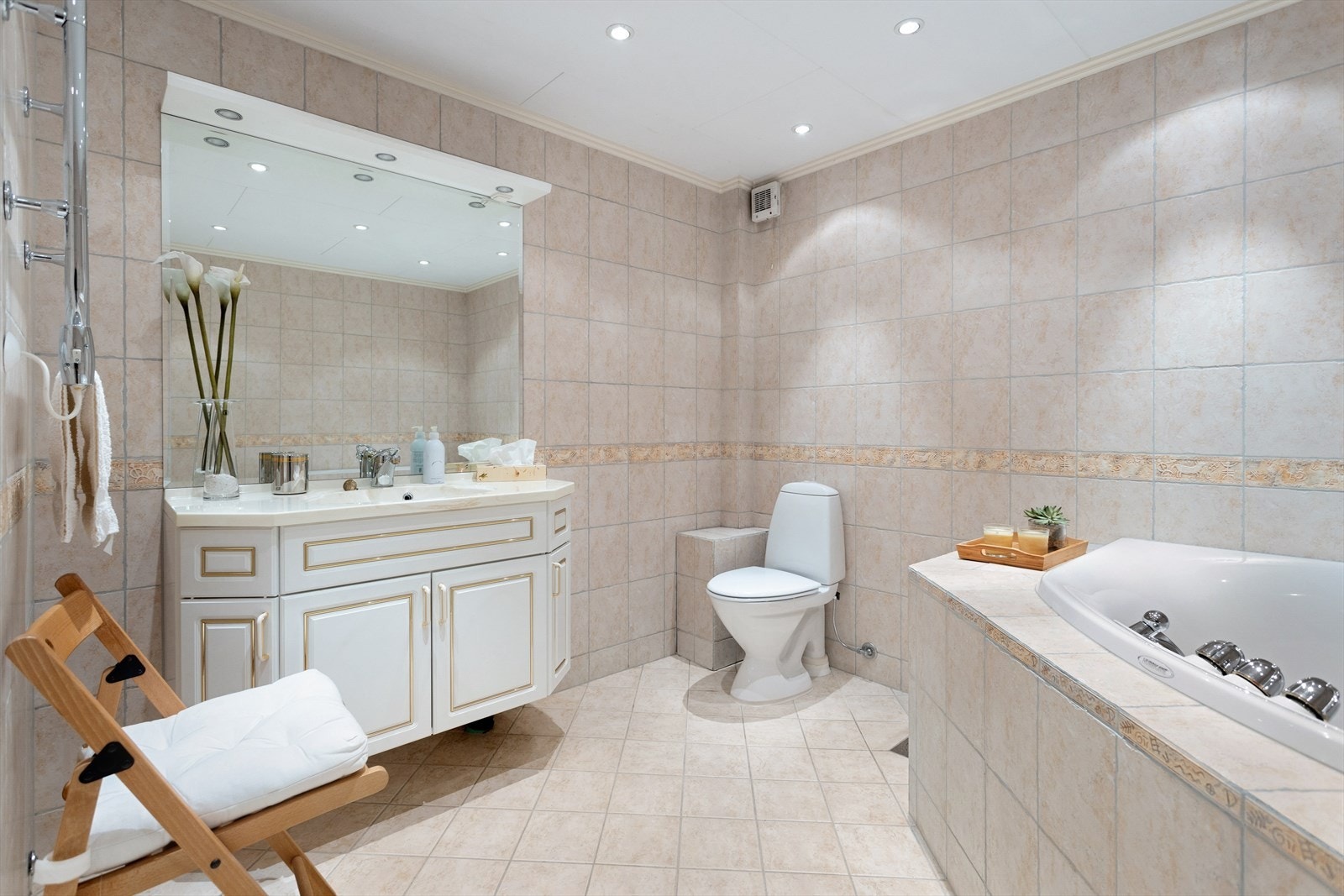 Stort, flott baderom i kjeller pusset opp i 2002 Galleribilde