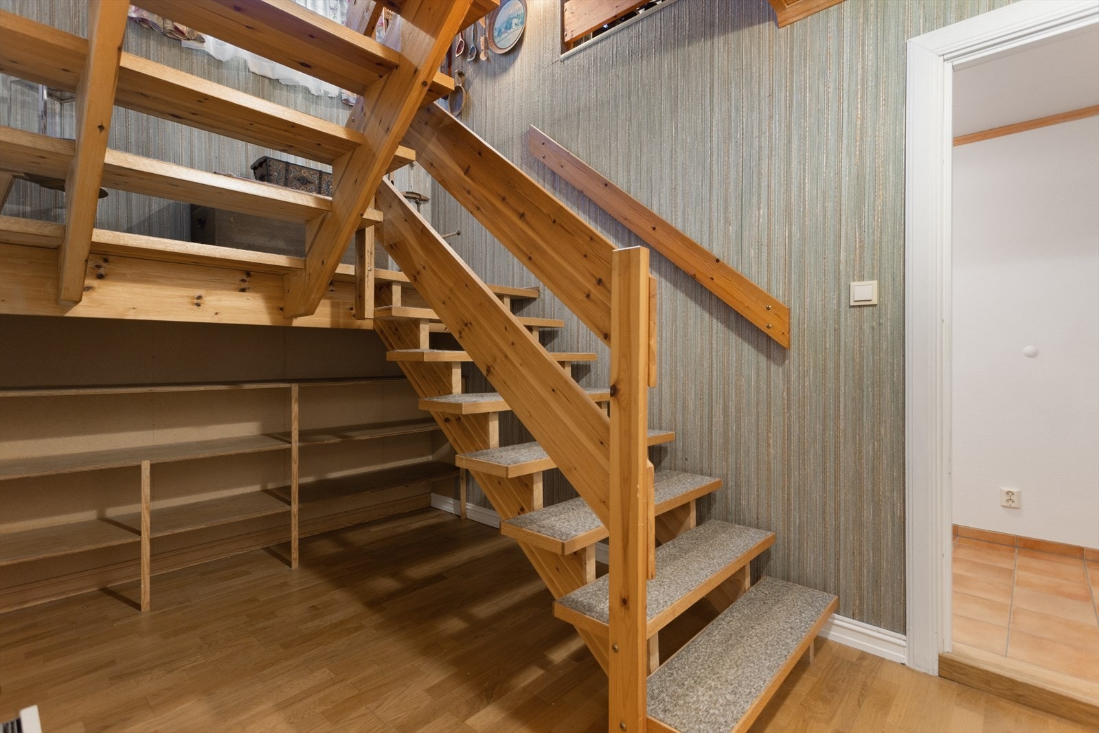 Godt med oppbevaringsplass under trappen Galleribilde