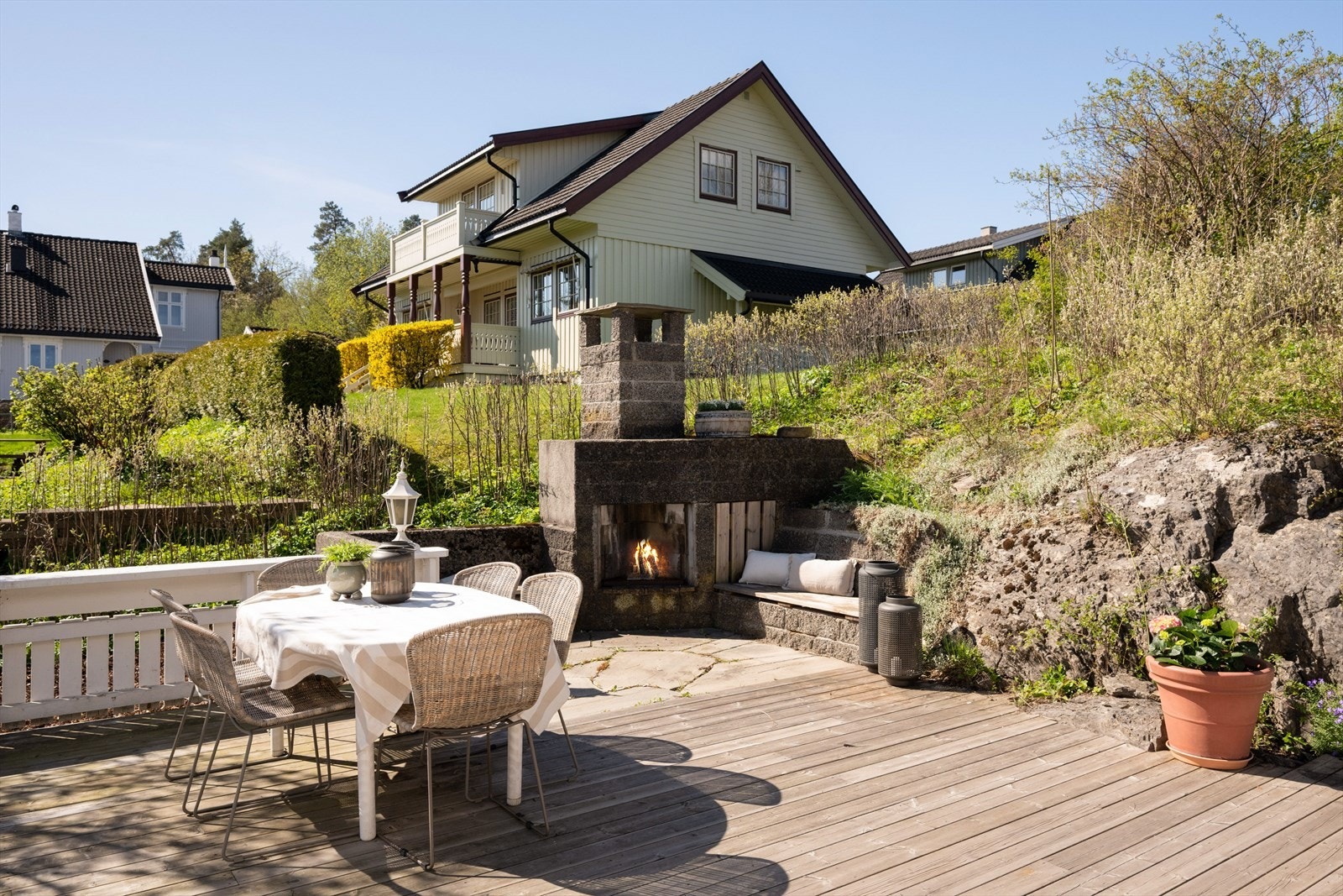 Hyggelig krok med murt utepeis Galleribilde