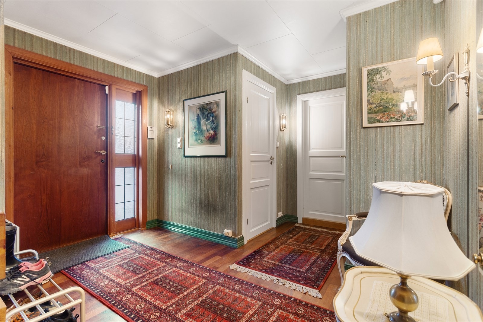 Romslig inngangsparti med innebygget skyvedørsgarderobe - Direkte adkomst til toalett og vaskerom fra gangen Galleribilde