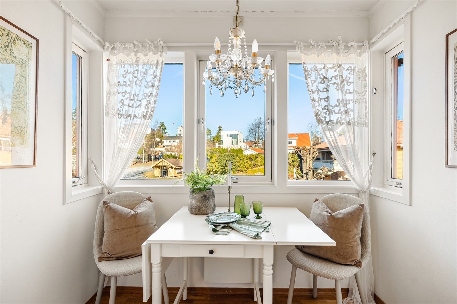 Kjøkkenet har en koselig spiseplass ved vinduet. Galleribilde