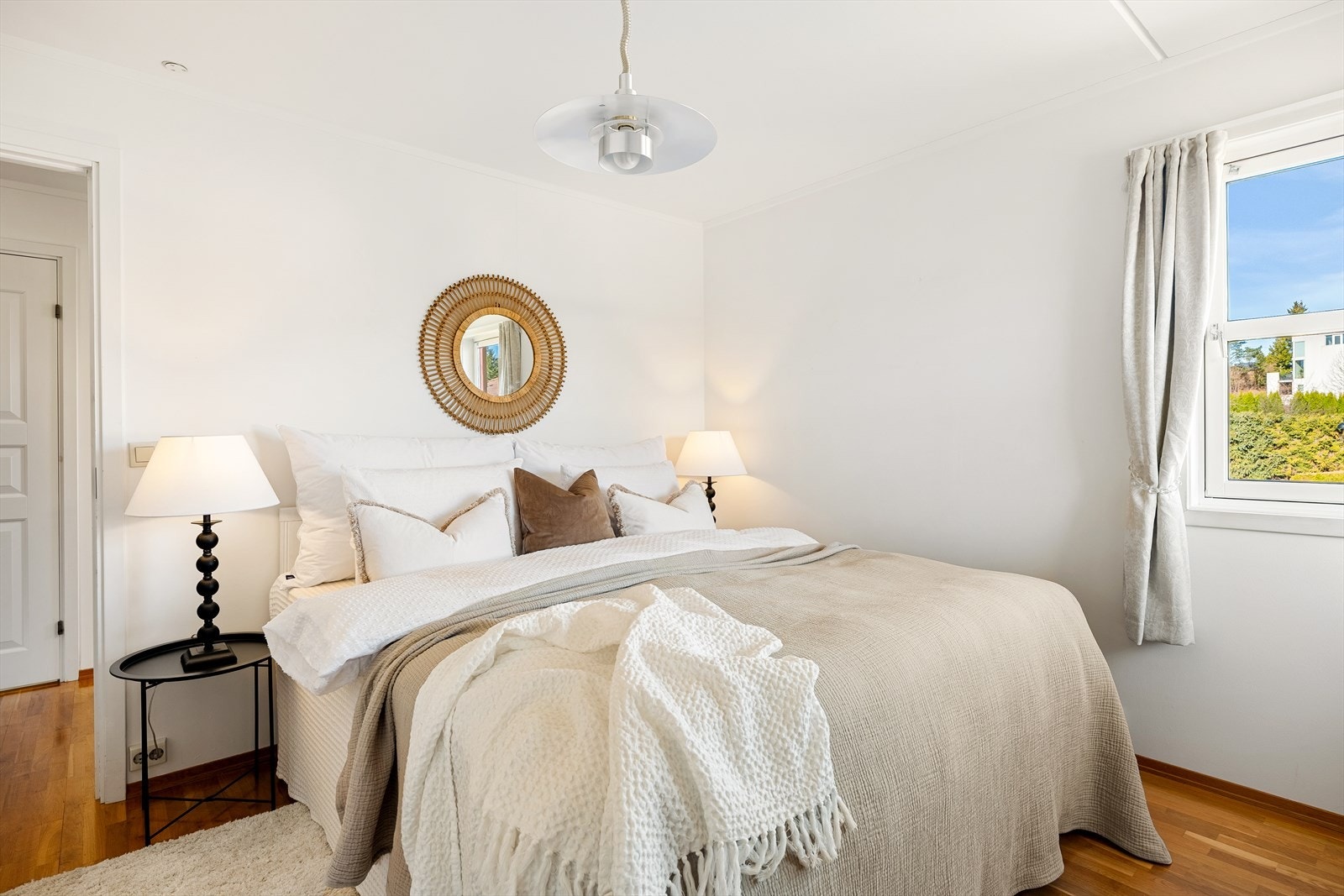 Hovedsoverommet er både romslig og lyst, med plass til en stor seng, nattbord og garderobeløsning. Galleribilde