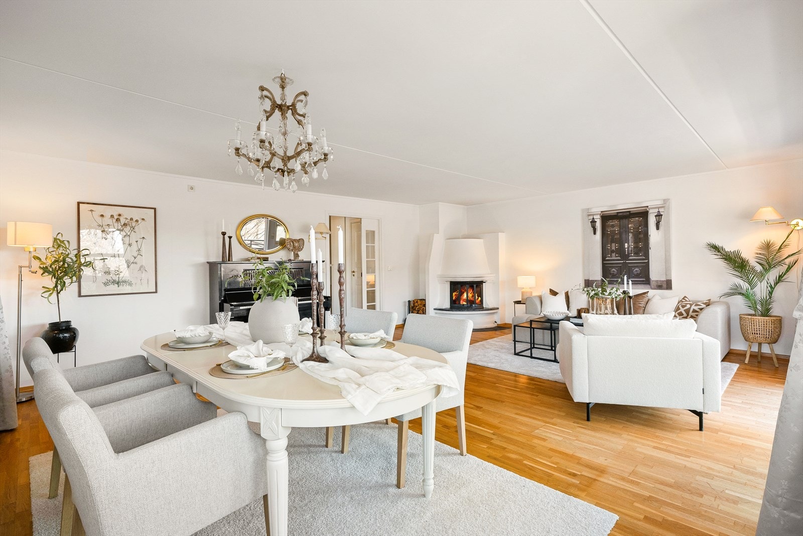 Rommet byr på rikelig med plass, både til en stor sofagruppe med tilhørende møblement, mediemøblement og et langstrakt spisebord for hyggelige måltider med familie og venner. Galleribilde