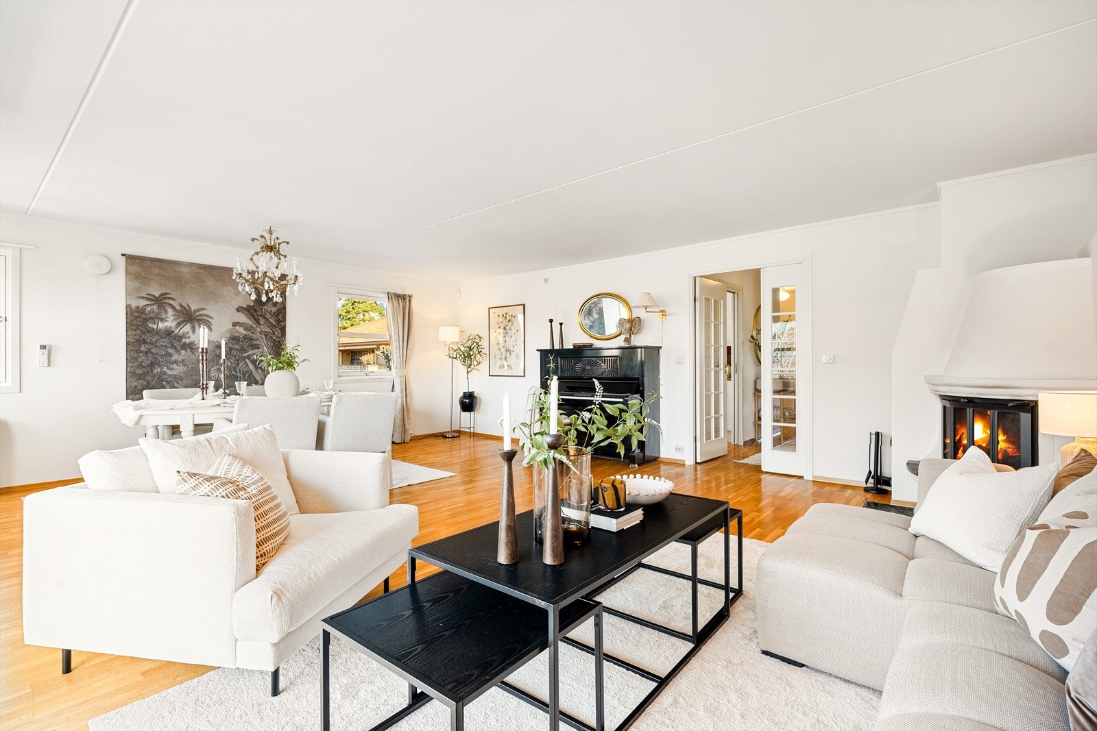 Som hjørneleilighet får du fordelen av å ha vinduer på flere sider, noe som gir et fantastisk lysinnfall. Galleribilde