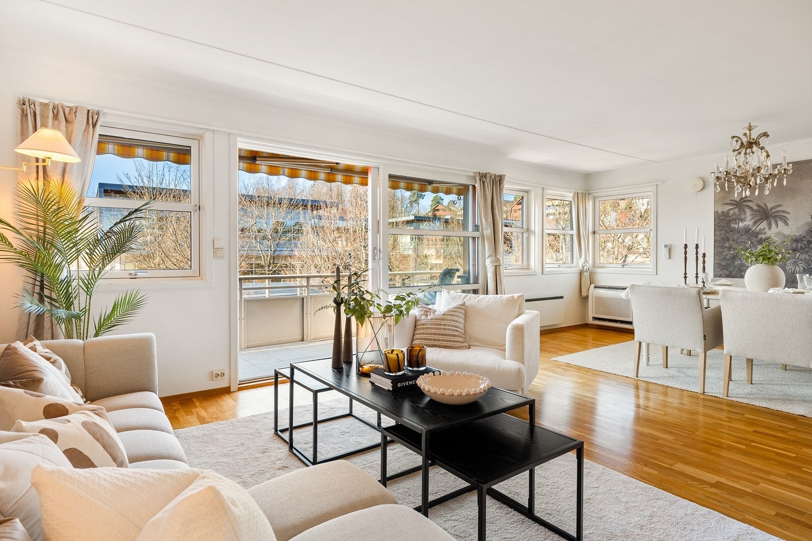 De store vindusflatene slipper inn rikelig med naturlig lys og skaper en lys og innbydende atmosfære. Galleribilde