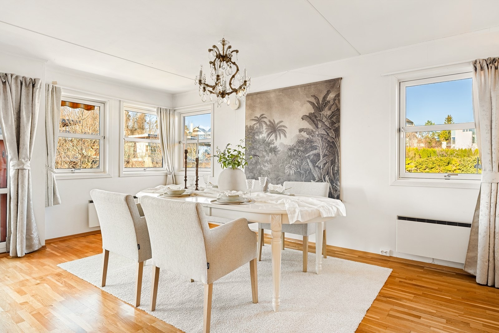 Denne flotte hjørneleiligheten byr på et lyst og luftig hjem, takket være store vindusflater på begge sider som slipper inn rikelig med naturlig lys. Galleribilde