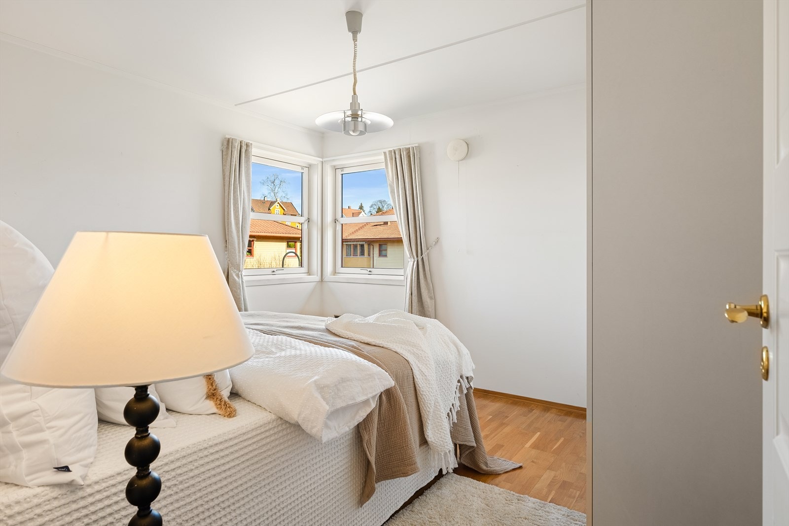 De store vindusflatene slipper inn rikelig med naturlig lys, som skaper en rolig og avslappende atmosfære. Galleribilde