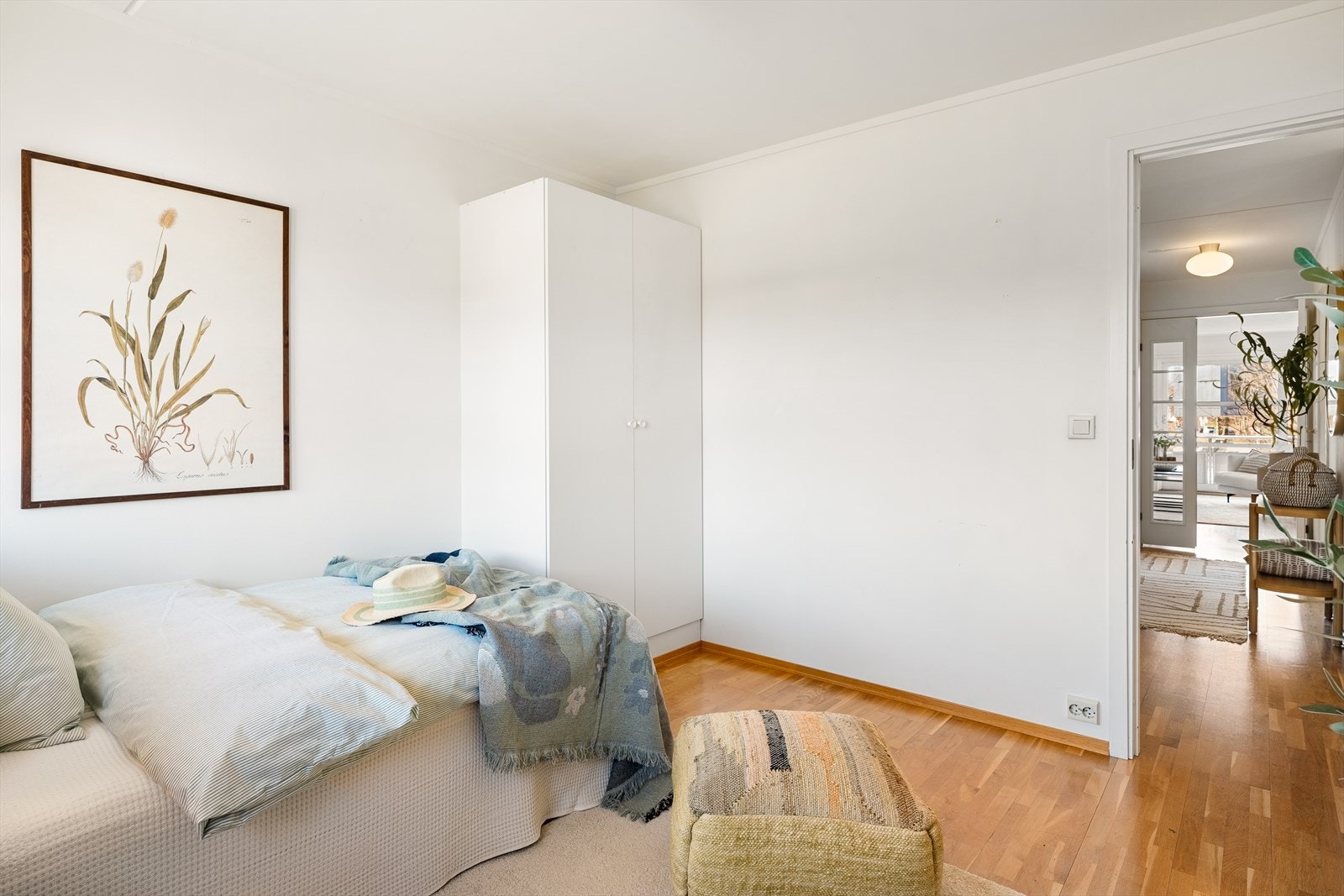 Soverom 2 med plass til seng, nattbord og garderobeskap. Galleribilde