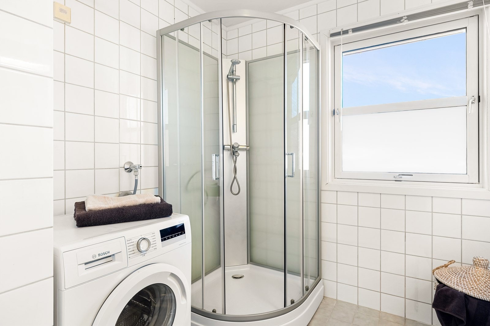 Badet er praktisk innredet med servant med underskuffer/skap, overskap og dusjkabinett, samt mekanisk avtrekk for godt inneklima. Det er også opplegg for både vaskemaskin og tørketrommel. Galleribilde