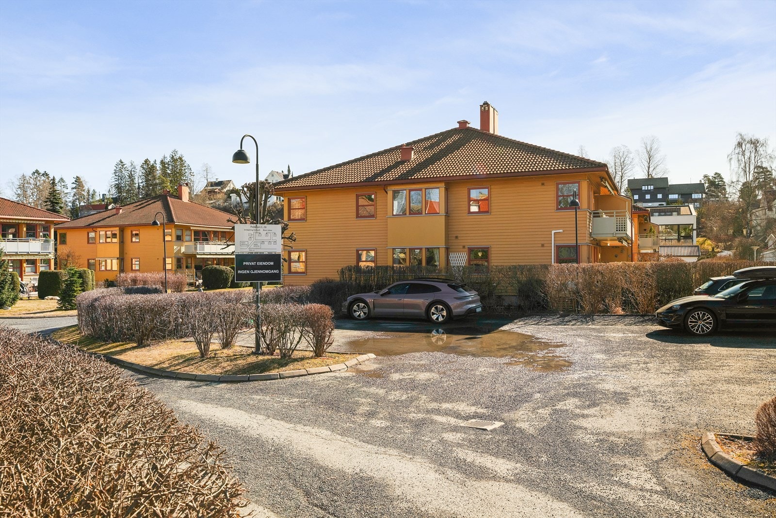 Leiligheten ligger i en fredelig og rolig blindvei, som gir et trygt og skjermet bomiljø. Galleribilde