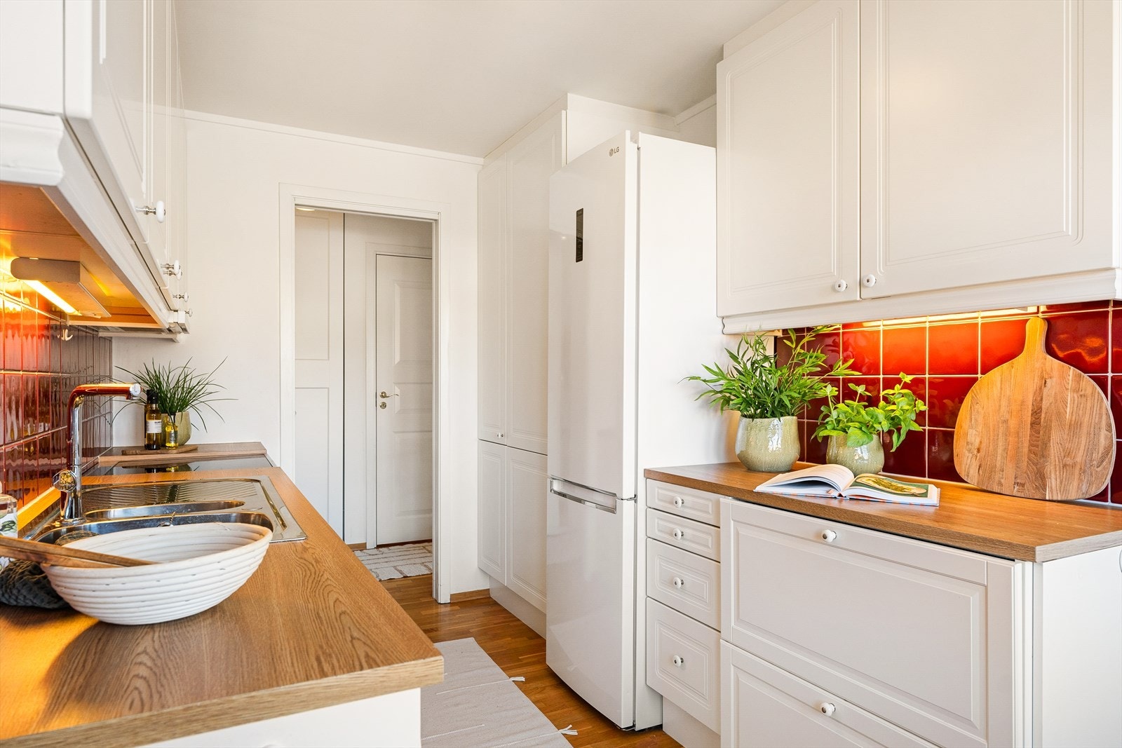 Kjøkkenet ligger sentralt plassert i leiligheten med en fin og velholdt kjøkkeninnredning med profilerte fronter fra byggeåret. Galleribilde