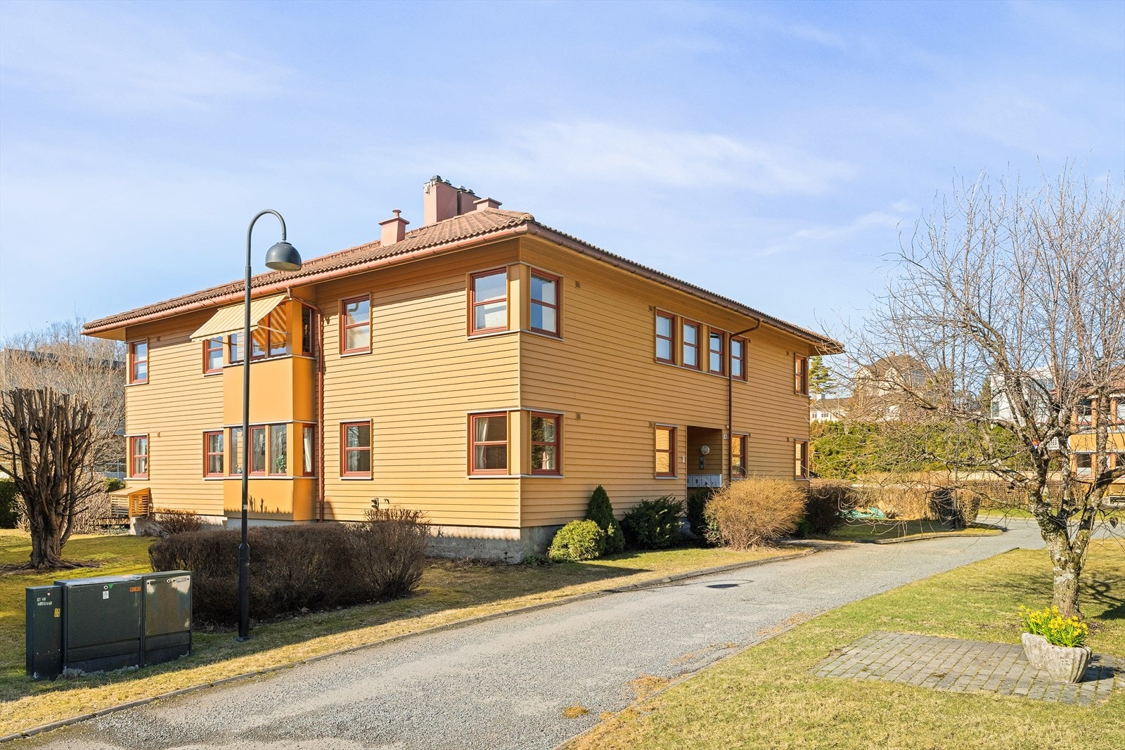 Området rundt leiligheten er idyllisk og vakkert anlagt for sameiets beboere, med trær, beplantninger, gressplener og felles sittegrupper. Galleribilde