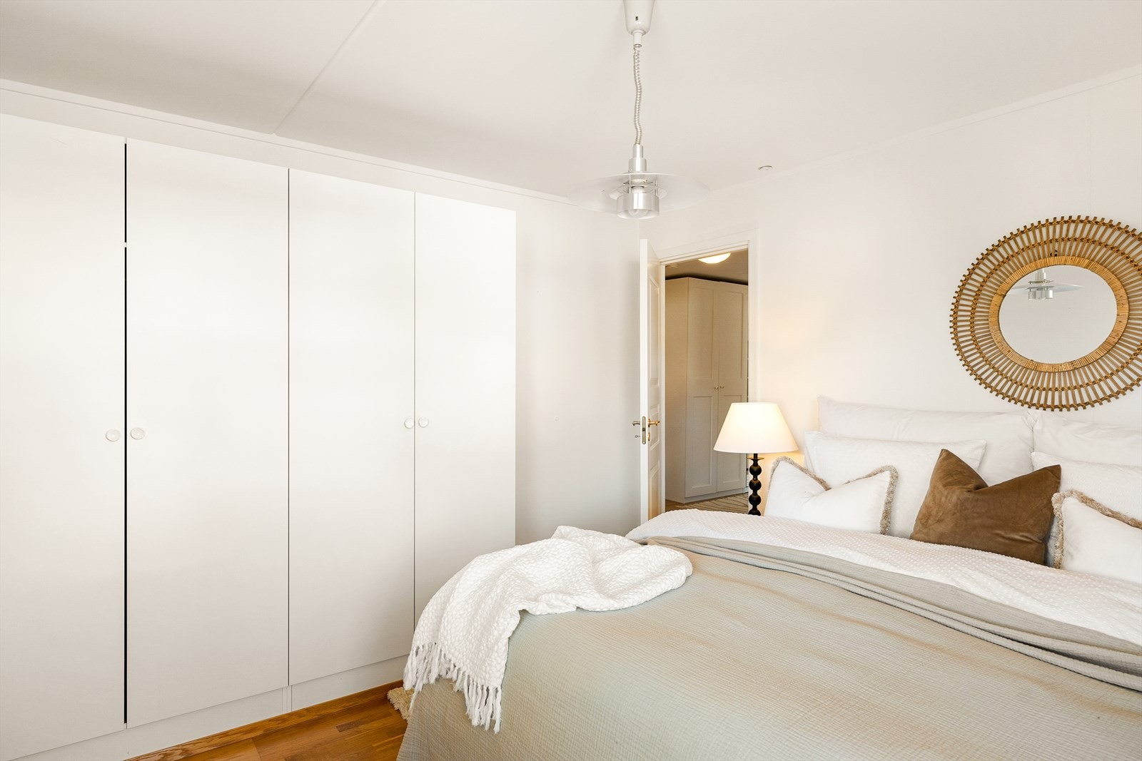 Hovedsoverrommet har to doble garderobeskap som gir rikelig med lagringsplass til klær og eiendeler. Galleribilde