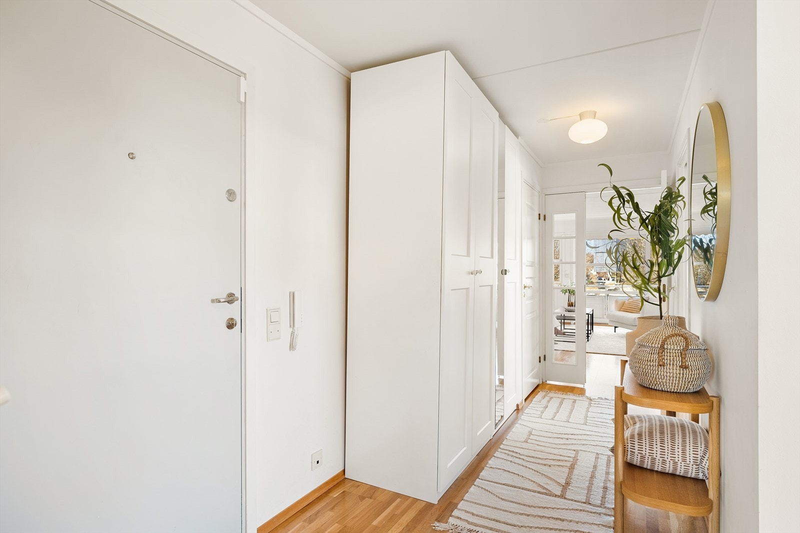 Entréen er lys og romslig, og har et praktisk garderobeskap samt en innvendig bod som gir ekstra lagringsplass. I tillegg disponerer boligen en stor loftsbod på 9 kvm. Galleribilde