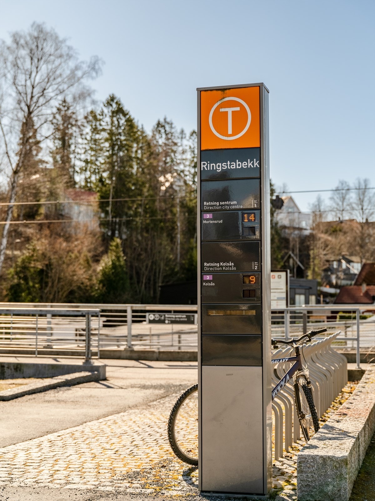 Kun få minutters gange til Ringstabekk T-bane stasjon. Stasjonen gir god forbindelse til Sandvika, Bekkestua og videre til Oslo sentrum. Galleribilde