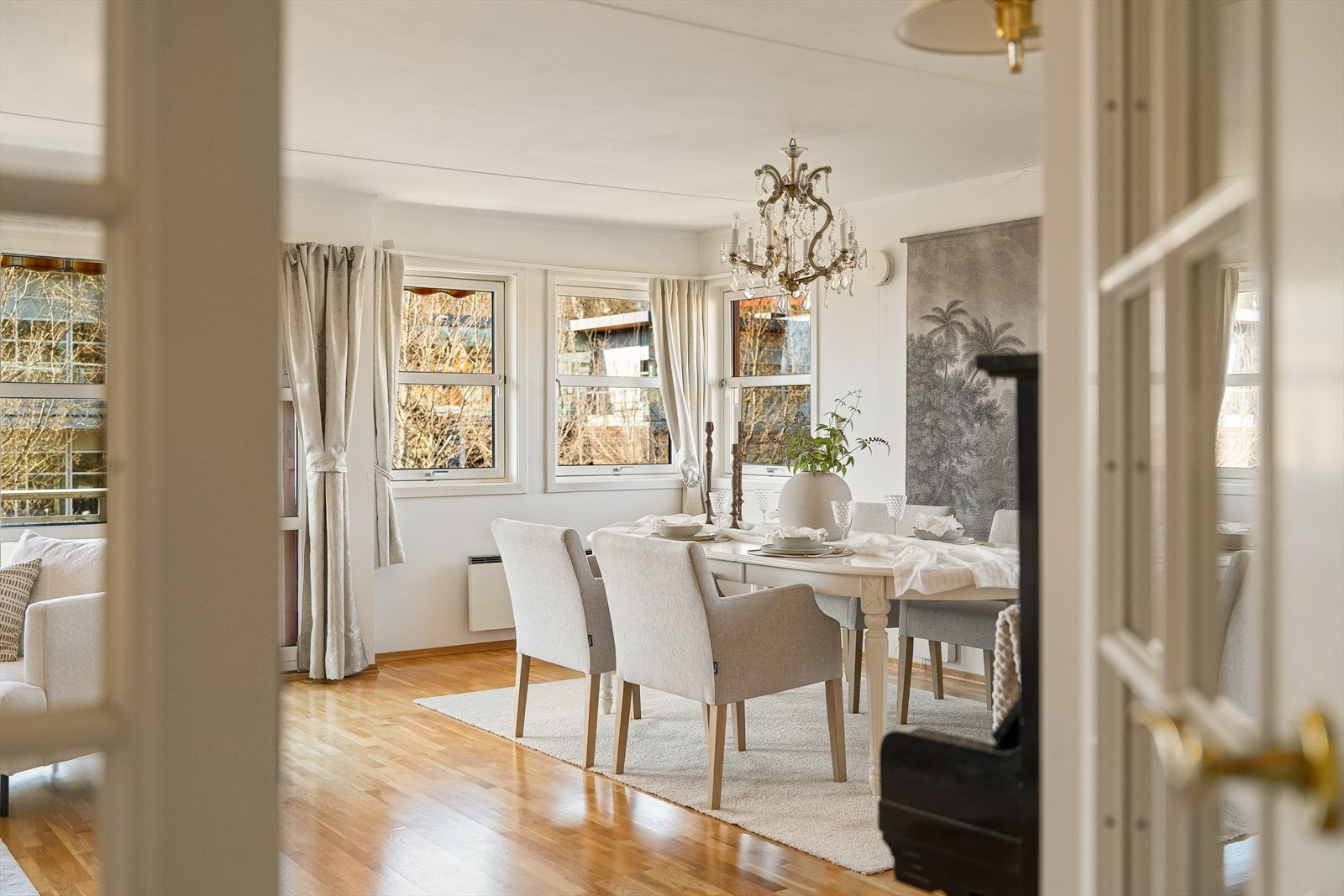 Elegant dobbel flydør som fører til gangen. Det er mulighet for å etablere et ekstra soverom i den store stuen, dersom det er ønskelig. Galleribilde