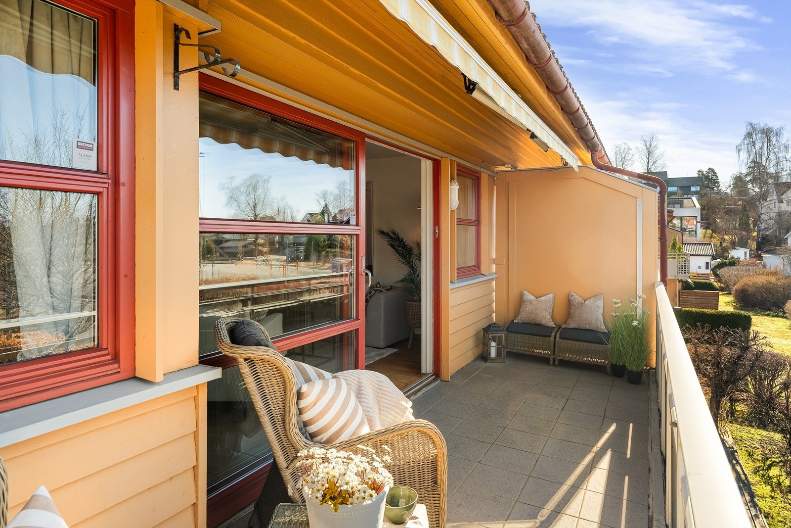 Balkongen fungerer som en naturlig forlengelse av stuen i sommerhalvåret. Galleribilde