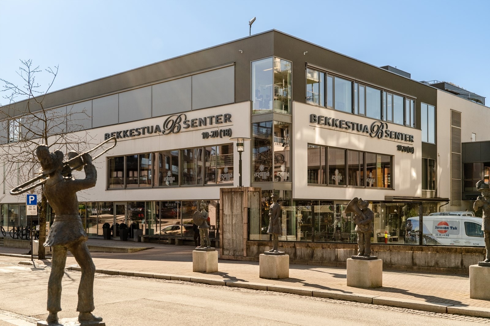 Bekkestua sentrum er et livlig og sentralt område, perfekt for deg som ønsker et praktisk og bekvemt nærmiljø. Her finner du et bredt utvalg av butikker, kafeer, restauranter og tjenester, som gir deg alt du trenger rett utenfor døren. Galleribilde