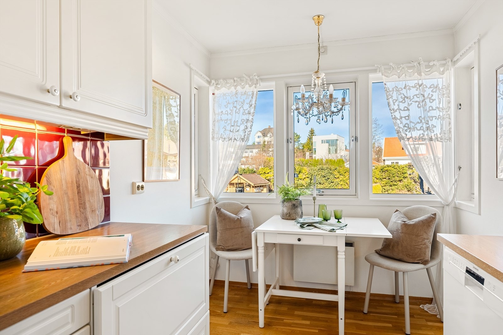 Store vindusflater slipper inn rikelig med naturlig lys, og i enden av kjøkkenet er det plass til et spisebord med utsikt til området. Et ideelt sted for å nyte frokosten. Galleribilde