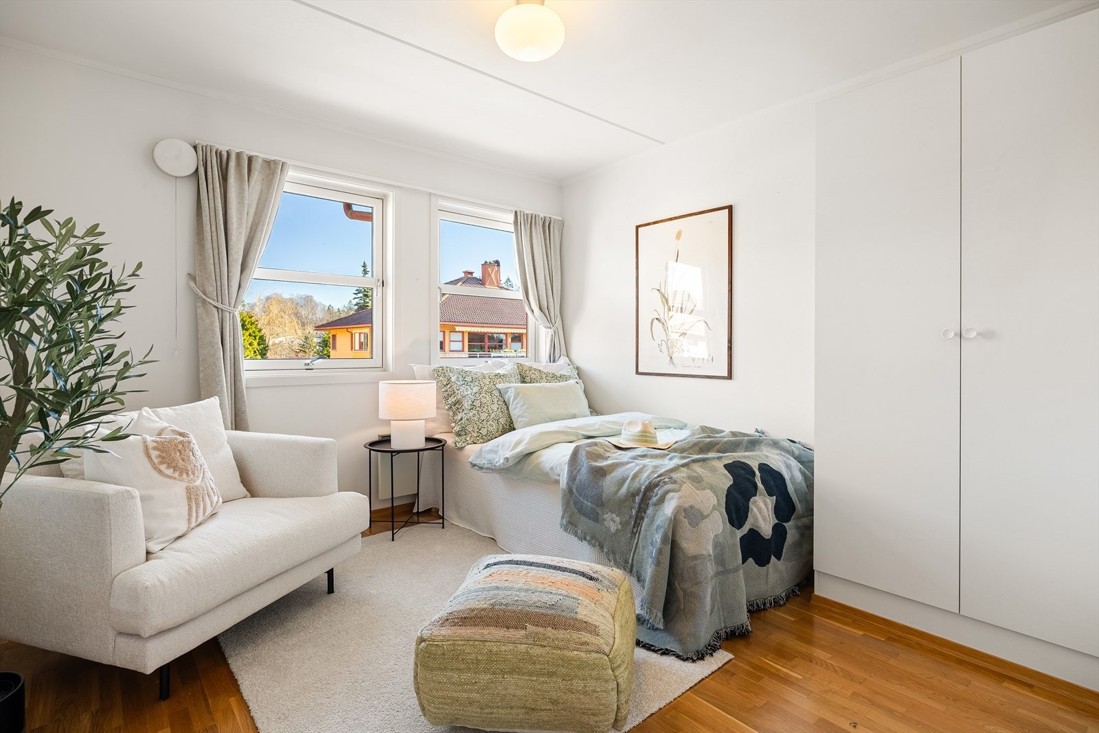 Soverom 2 er et romslig og fleksibelt rom som kan tilpasses etter dine behov. Perfekt som barnerom, gjesterom, eller kontor. Galleribilde