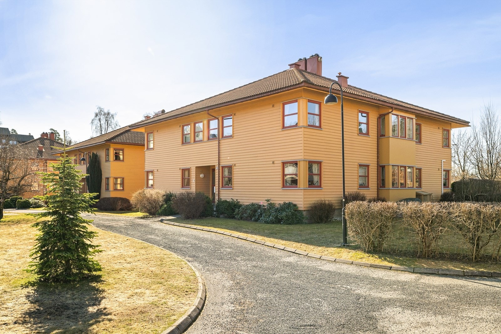 Beliggenheten gir enkel tilgang til både offentlig transport og et variert utvalg av lokale fasiliteter, som butikker, kafeer og andre nødvendige tjenester, noe som gjør området til et svært praktisk og attraktivt sted å bo. Galleribilde