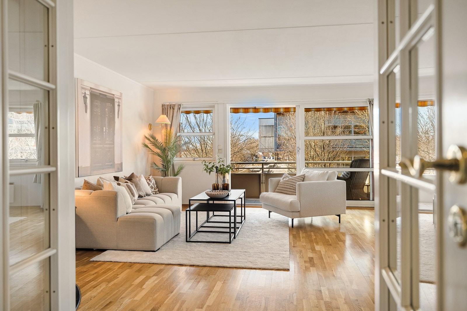 Sisilie Berg v/Nordvik Frogner har gleden av å presentere Peiks vei 16. En lys og ettertraktet hjørneleilighet med solrik balkong, garasje og godt med lagringsplass i idylliske omgivelser på Bekkestua. Galleribilde