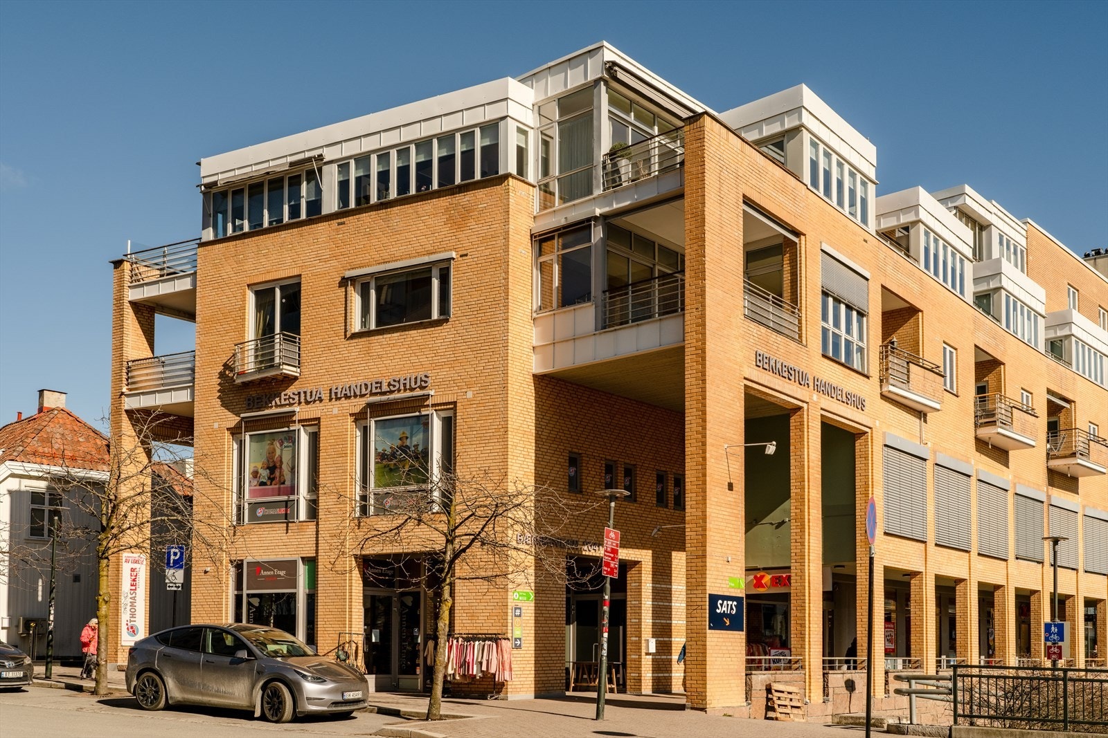 Fra Peiks vei er det kun en kort spasertur på omtrent 10-15 minutter til Bekkestua sentrum. Galleribilde