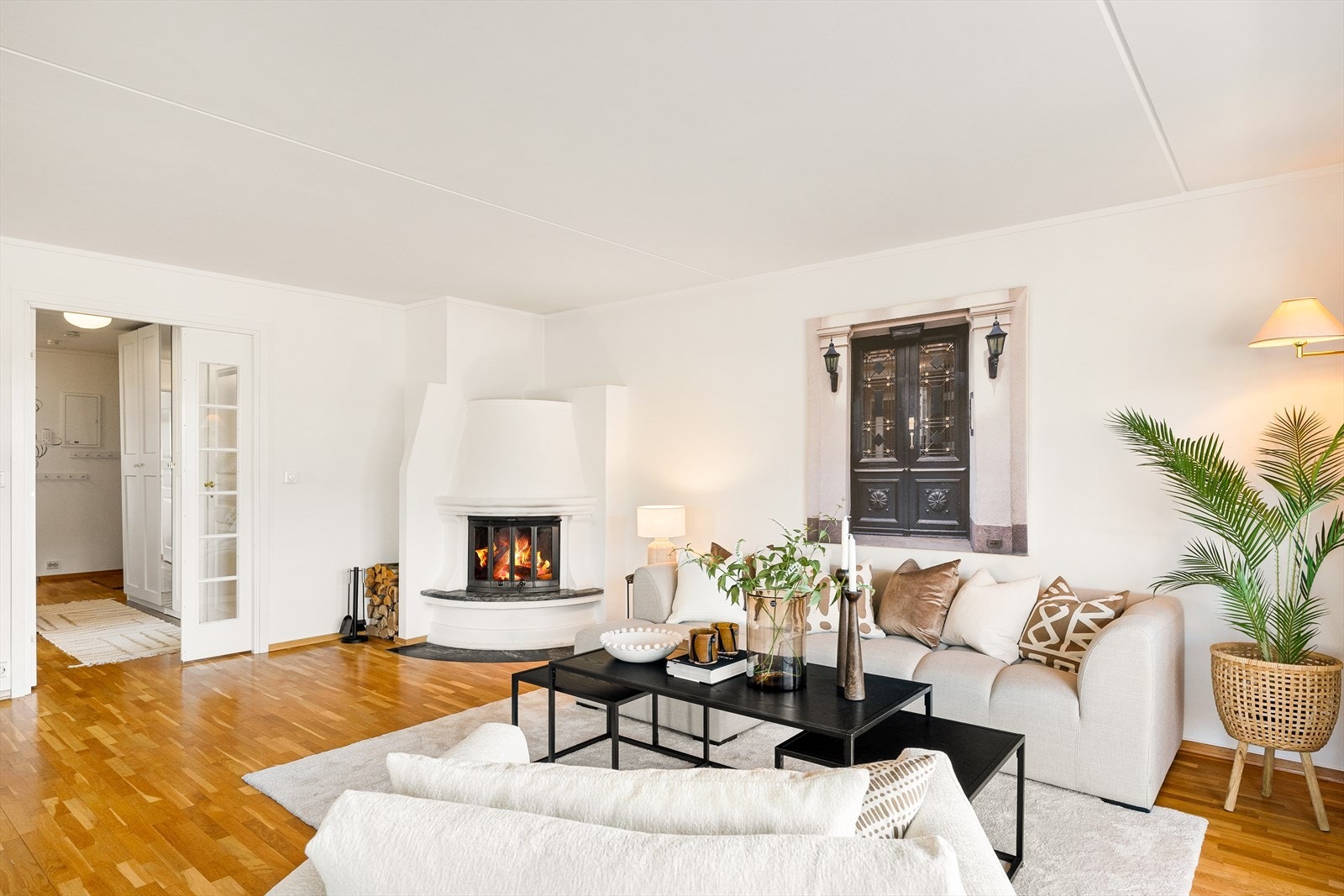 I stuen finner du en flott elementpeis som gir både varme på kalde dager og en koselig stemning. Galleribilde