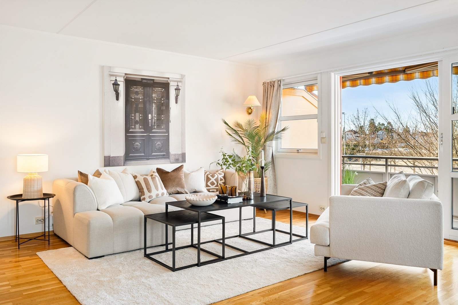 Fra stuen har du utgang til en solrik balkong som vender mot sydvest, og som blir et perfekt sted å nyte sommeren. Galleribilde