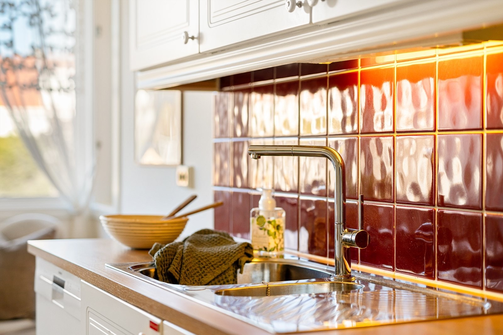 Kjøkkenet er utstyrt med flislagt backsplash. Galleribilde