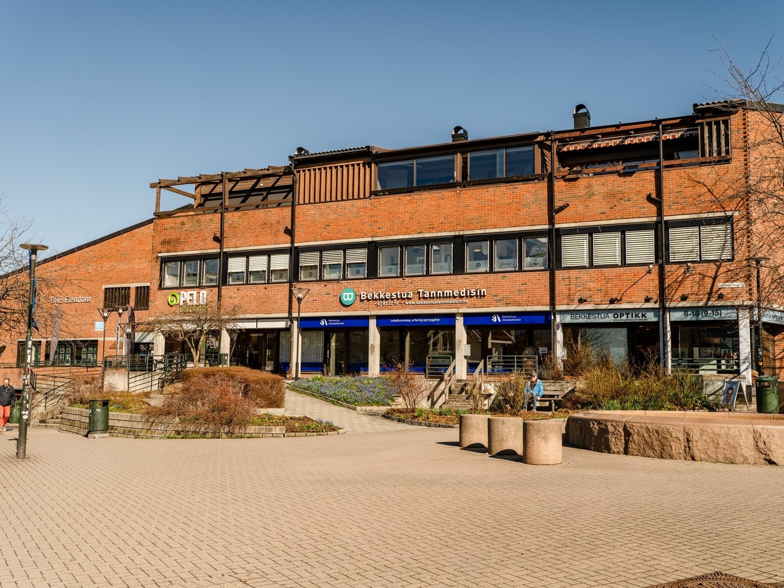 Bekkestua sentrum. Nærmiljøet byr også på flere flotte turområder og badeplasser, samt kort vei til golfbaner både på Ballerud, Haga og Grini. Galleribilde