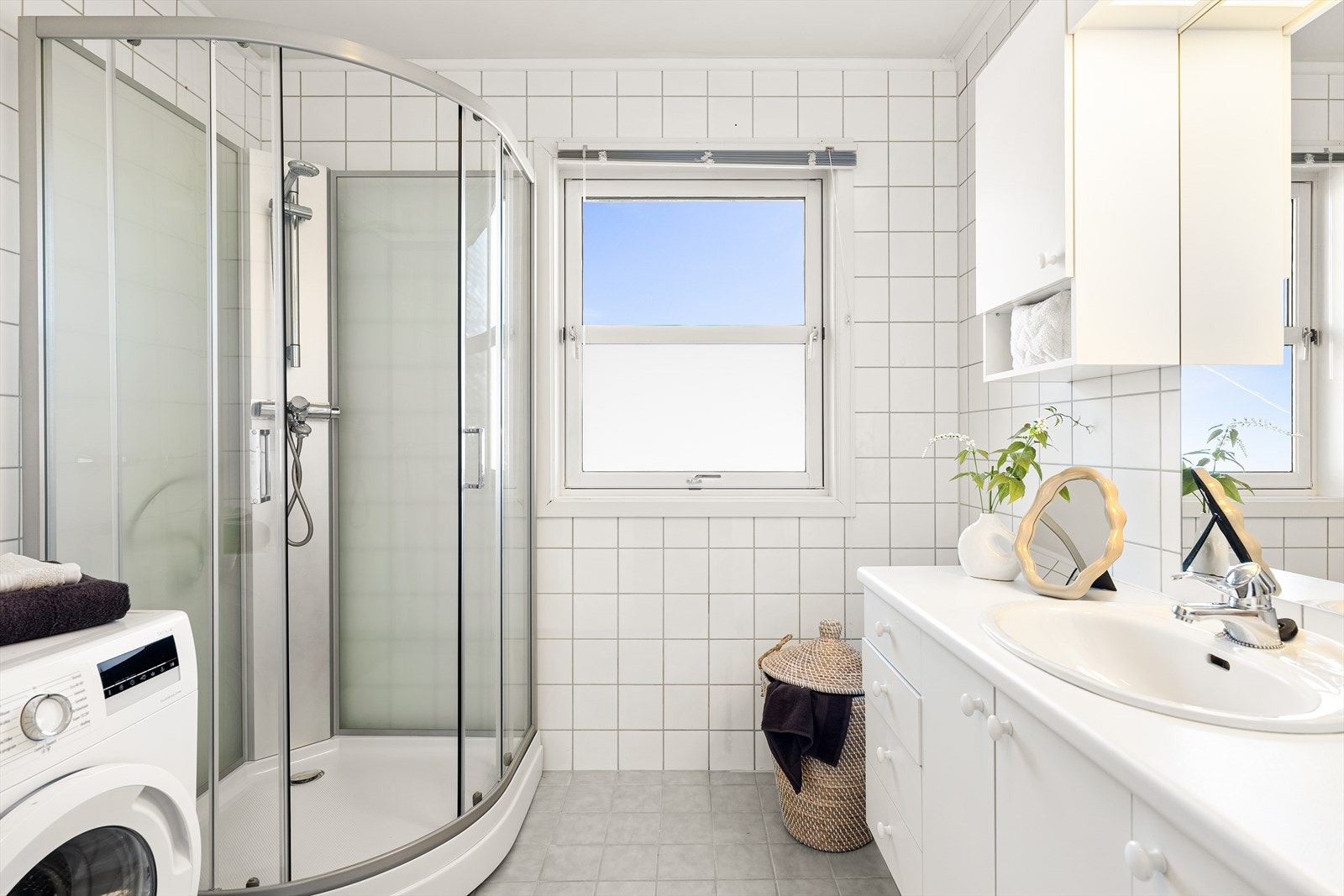 Lyst baderom med flislagte overflater og behagelige varmekabler i gulv. Galleribilde