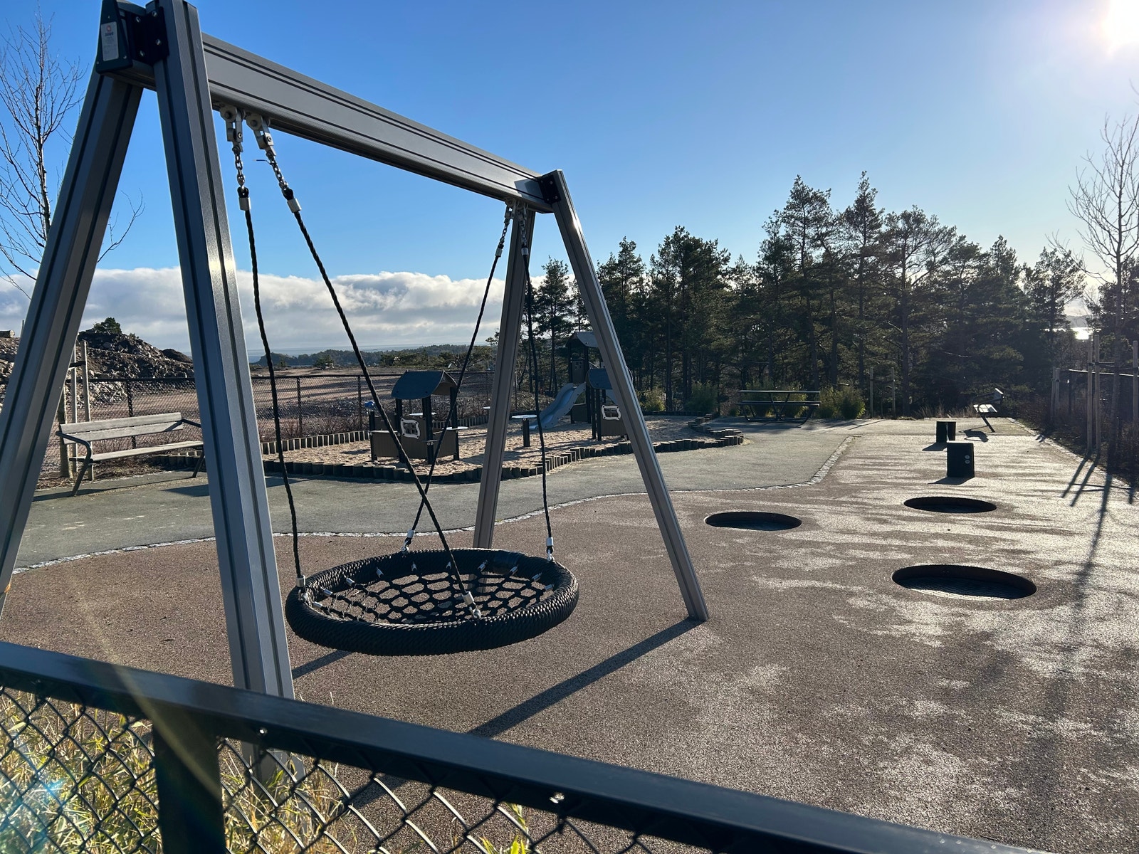 Denne lekeplassen ligger i begynnelsen av området og har flere aktivitetstilbud. Galleribilde