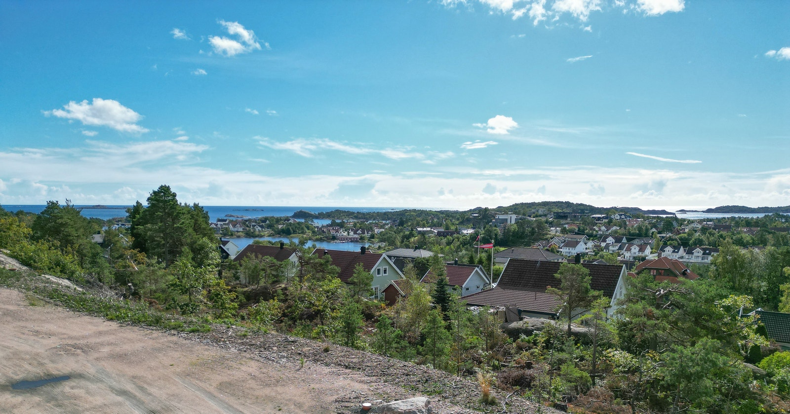 Her kan man nyte flott sjøutsikt hver dag, enten fra terrassen en smeigedag på sommeren, eller fra en lun stue en stormfull høst eller vinterdag Galleribilde