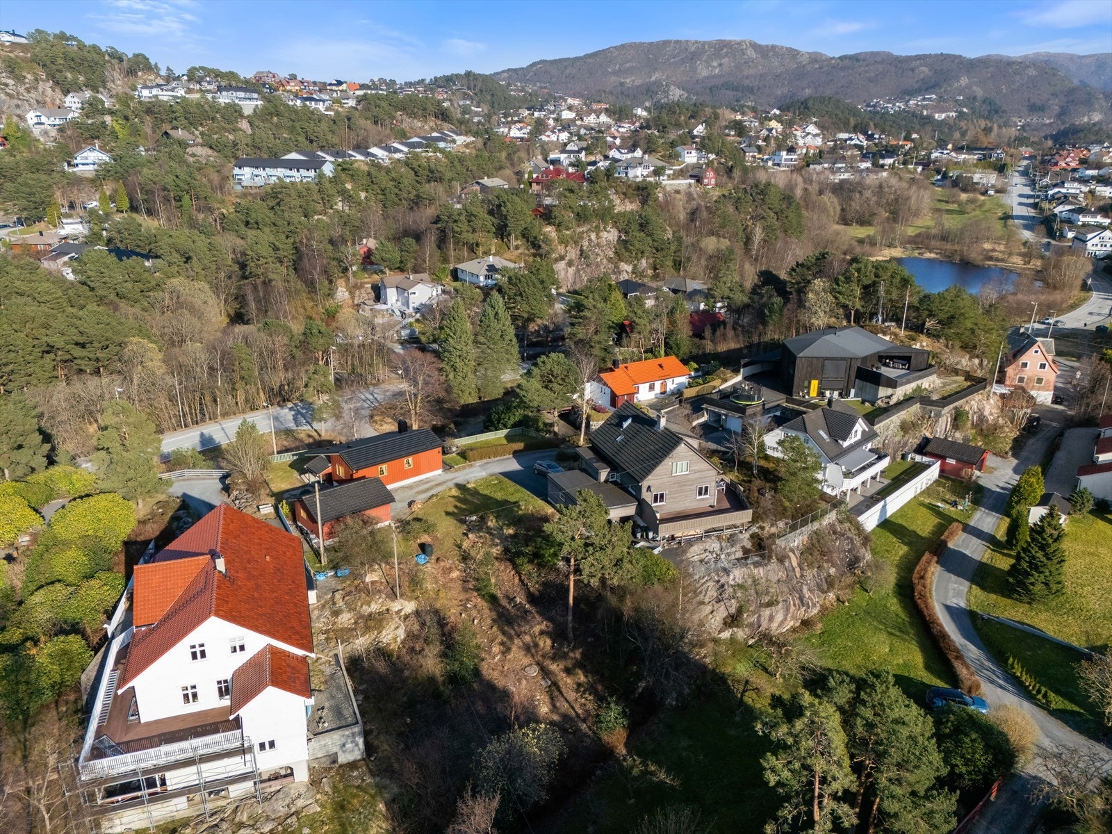 Tomten ligger flott tilrette i solrike omgivelser i et etablert boligstrøk. Galleribilde