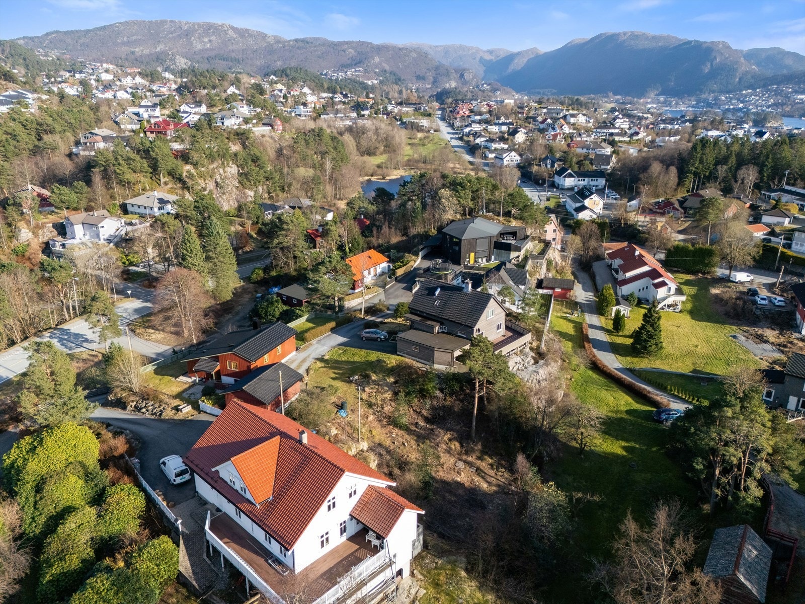 Her bor man avskjermet til med kort gangavstand til barnehage, barneskole og bussholdeplass. Galleribilde