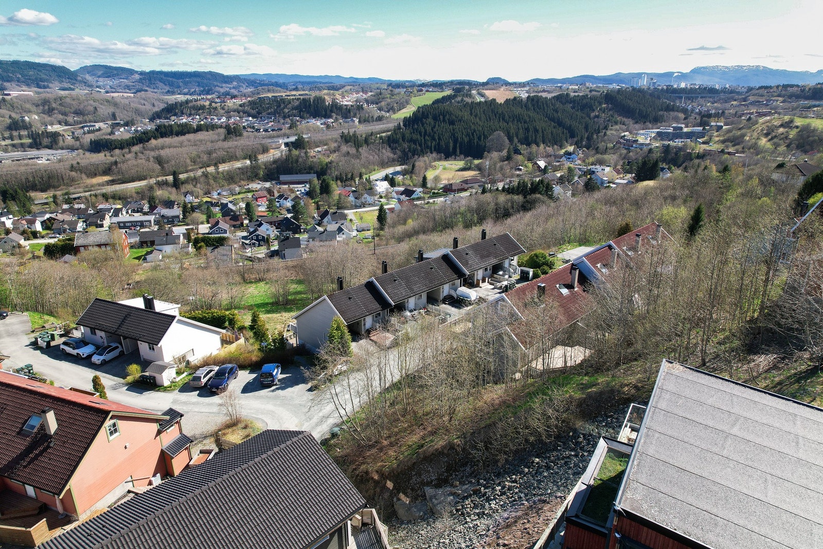 Utsiktsbilde fra oversiden av tomten. Galleribilde