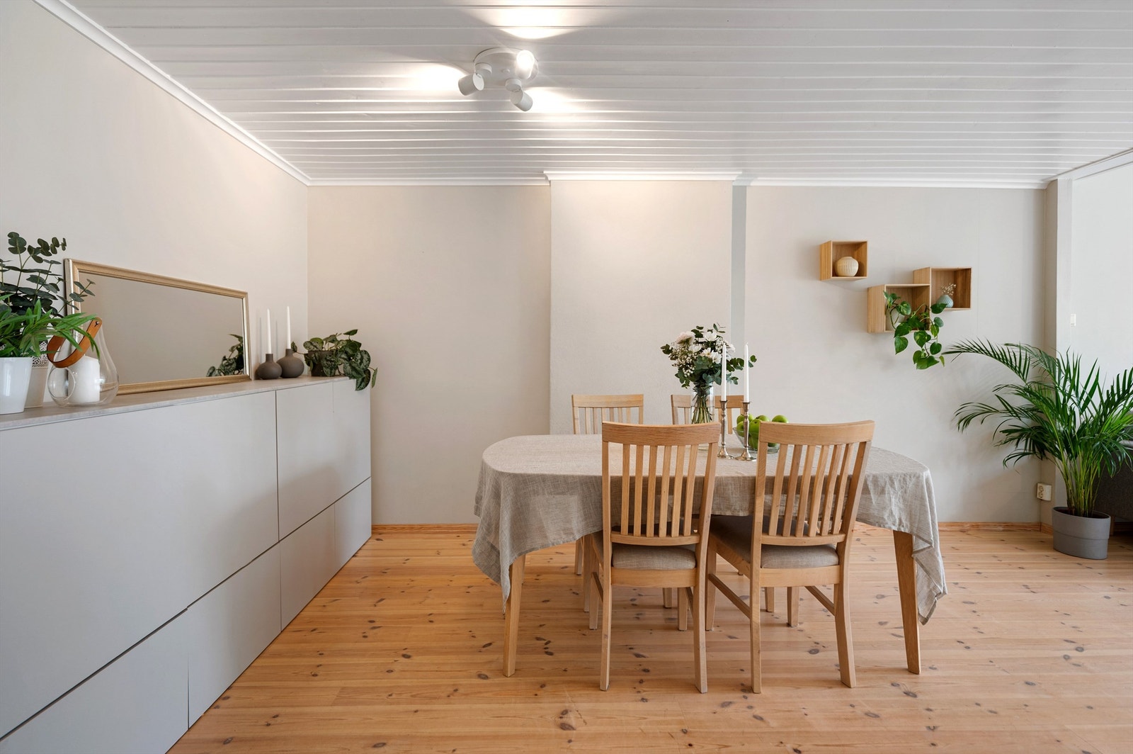 Det er god plass til å innrede med både salong og spisebord. Et sosialt rom for hele familien og vennegjengen. Galleribilde