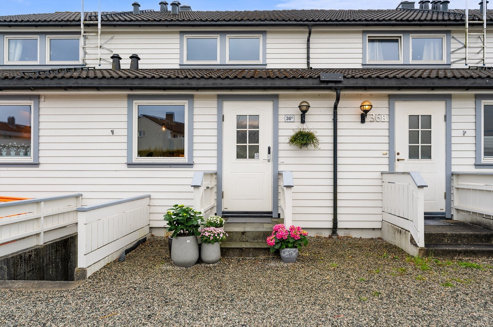 Boligen går over 3 plan og har også inngang til kjeller fra utsiden. Parkering rett utenfor boligen, med bod i bakkant. Galleribilde